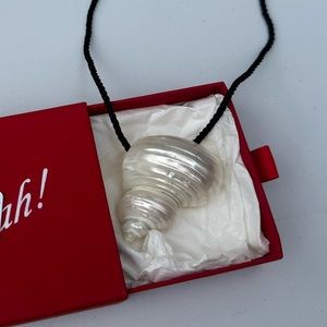 Lisa says gah shell necklace